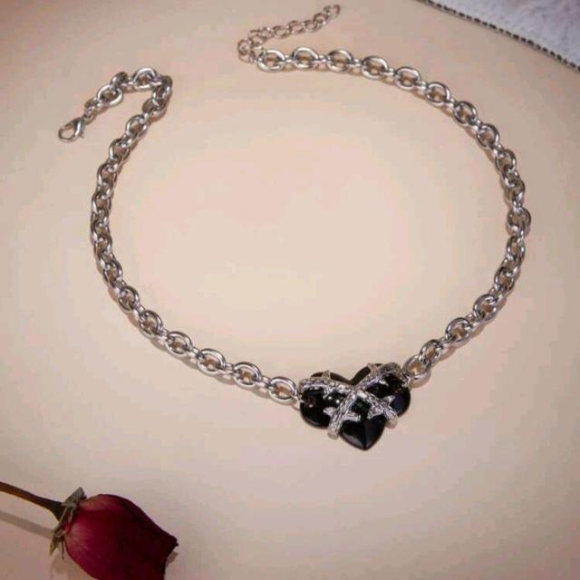 ROMWE★新品★茨に縛られたハートのネックレス < 女性アクセサリー/時計  ROMWE★新品★茨に縛られたハートのネックレス < 女性アクセサリー/時計の