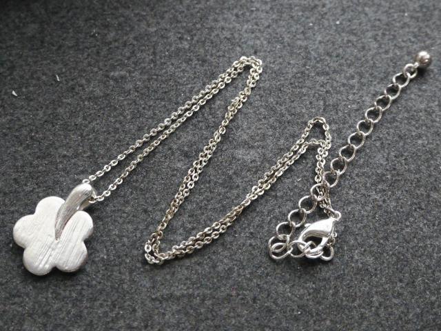 新品 アンティーク調ストーン付お花モチーフネックレス < 女性アクセサリー/時計  新品 アンティーク調ストーン付お花モチーフネックレス < 女性アクセサリー/時計の