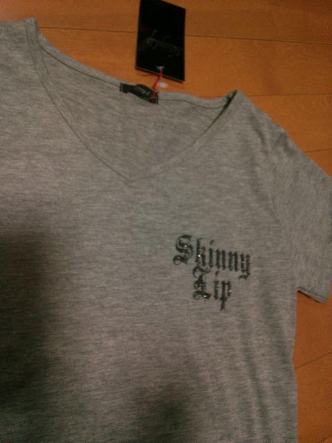 ★スキニーリップ★ロゴVネックTシャツ★GR★ < ブランド  ★スキニーリップ★ロゴVネックTシャツ★GR★ < ブランドの