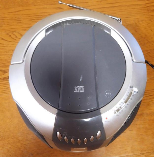 丸い形がかわいい ポータブル ラジオ CDプレーヤー アナログコンポ ジャンク品 < 家電/AV  丸い形がかわいい ポータブル ラジオ CDプレーヤー アナログコンポ ジャンク品 < 家電/AVの