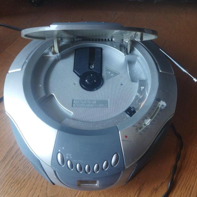 丸い形がかわいい ポータブル ラジオ CDプレーヤー アナログコンポ ジャンク品 < 家電/AV  丸い形がかわいい ポータブル ラジオ CDプレーヤー アナログコンポ ジャンク品 < 家電/AVの