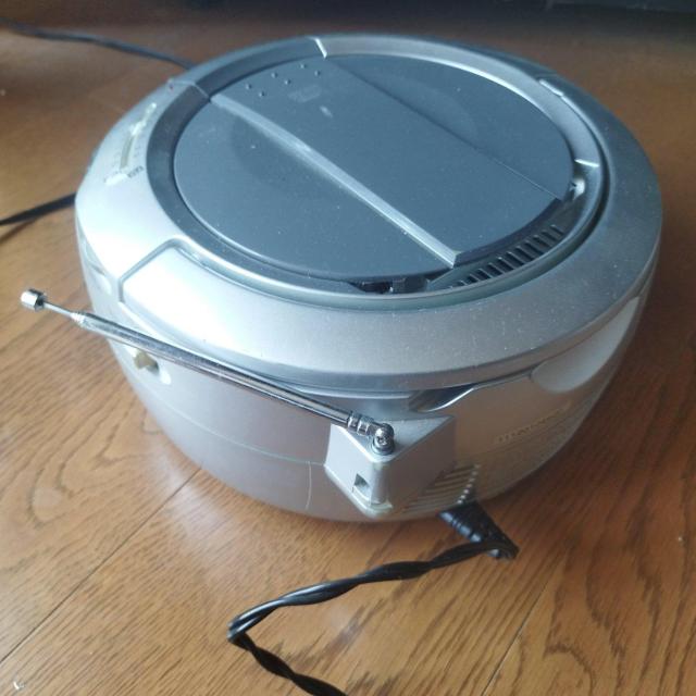 丸い形がかわいい ポータブル ラジオ CDプレーヤー アナログコンポ ジャンク品 < 家電/AV  丸い形がかわいい ポータブル ラジオ CDプレーヤー アナログコンポ ジャンク品 < 家電/AVの