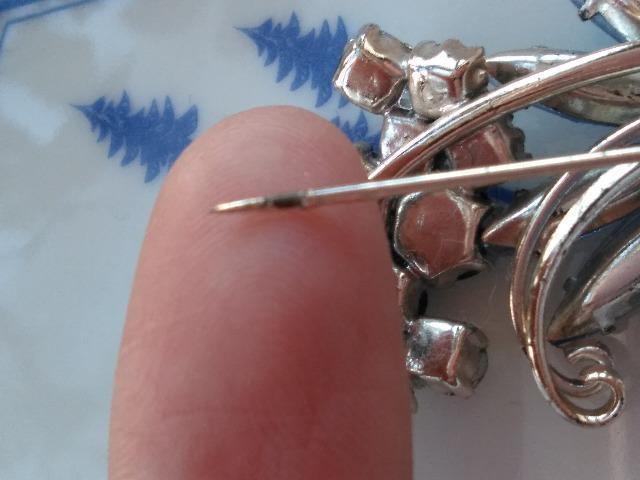 昭和レトロ ラインストーンのブローチ < 女性アクセサリー/時計 昭和レトロ ラインストーンのブローチ < 女性アクセサリー/時計の