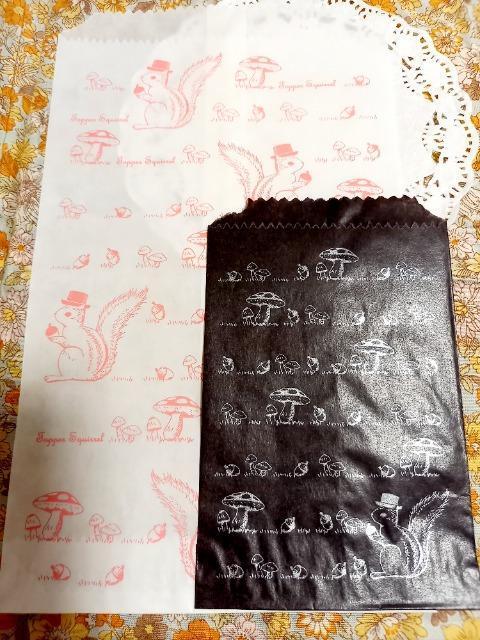 お裾分け☆フェリシモ*りすときのこ柄ペーパーバック2枚☆ < インテリア/ライフ お裾分け☆フェリシモ*りすときのこ柄ペーパーバック2枚☆ < インテリア/ライフの