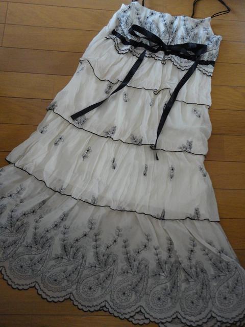 ホワイトベースにブラック刺繍 < 女性ファッション  ホワイトベースにブラック刺繍 < 女性ファッションの