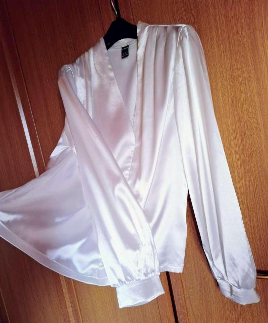 光沢艶々煌めき純白サテン☆SEXY女教師風V開きスキッパーオフィスブラウス*M☆鎖骨シャーリング☆ぷっくりぽわん袖 < 女性ファッション 光沢艶々煌めき純白サテン☆SEXY女教師風V開きスキッパーオフィスブラウス*M☆鎖骨シャーリング☆ぷっくりぽわん袖 < 女性ファッションの