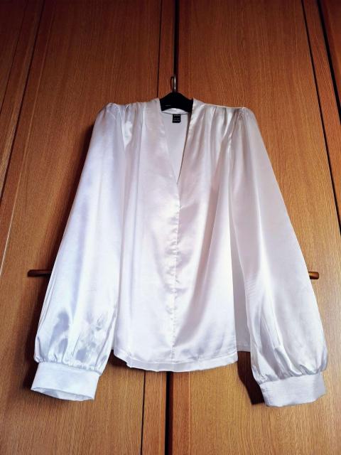 光沢艶々煌めき純白サテン☆SEXY女教師風V開きスキッパーオフィスブラウス*M☆鎖骨シャーリング☆ぷっくりぽわん袖 < 女性ファッション 光沢艶々煌めき純白サテン☆SEXY女教師風V開きスキッパーオフィスブラウス*M☆鎖骨シャーリング☆ぷっくりぽわん袖 < 女性ファッションの