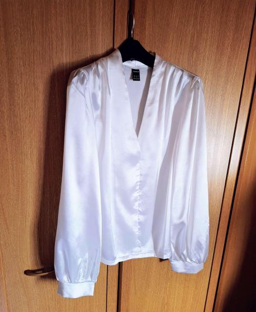 光沢艶々煌めき純白サテン☆SEXY女教師風V開きスキッパーオフィスブラウス*M☆鎖骨シャーリング☆ぷっくりぽわん袖 < 女性ファッション 光沢艶々煌めき純白サテン☆SEXY女教師風V開きスキッパーオフィスブラウス*M☆鎖骨シャーリング☆ぷっくりぽわん袖 < 女性ファッションの