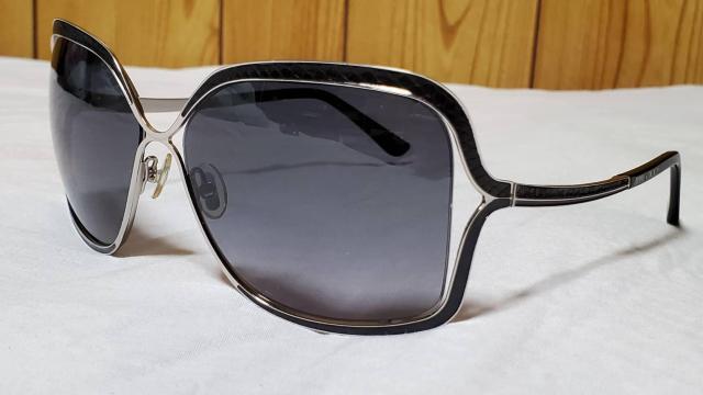 正規良 レア ジミーチュウ スネークレザー グラマラスメタル アイウェア ロゴサングラス 黒 クロスフレーム アイウェア < ブランド 正規良 レア ジミーチュウ スネークレザー グラマラスメタル アイウェア ロゴサングラス 黒 クロスフレーム アイウェア < ブランドの