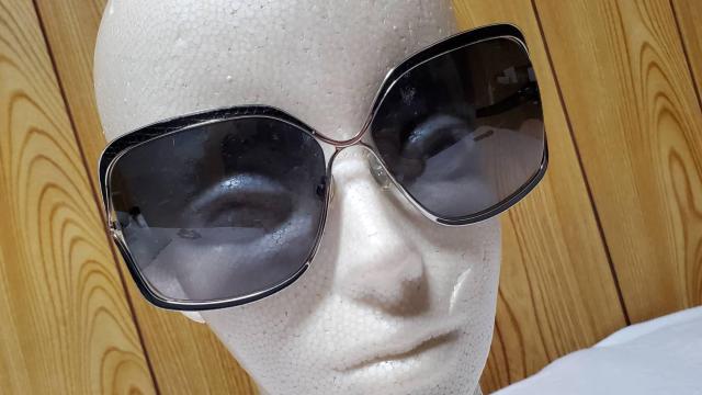 正規良 レア ジミーチュウ スネークレザー グラマラスメタル アイウェア ロゴサングラス 黒 クロスフレーム アイウェア < ブランド 正規良 レア ジミーチュウ スネークレザー グラマラスメタル アイウェア ロゴサングラス 黒 クロスフレーム アイウェア < ブランドの