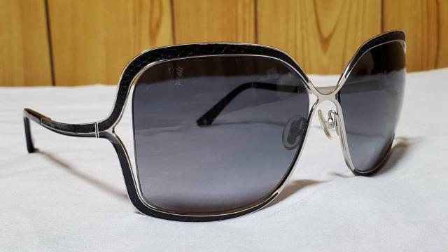 正規良 レア ジミーチュウ スネークレザー グラマラスメタル アイウェア ロゴサングラス 黒 クロスフレーム アイウェア < ブランド 正規良 レア ジミーチュウ スネークレザー グラマラスメタル アイウェア ロゴサングラス 黒 クロスフレーム アイウェア < ブランドの