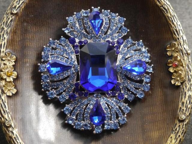 新品 アンティーク調ゴシックロイヤルブルーストーンブローチ クラシック ヴィンテージ風 ヴィクトリアン 大きめ < 女性アクセサリー/時計  新品 アンティーク調ゴシックロイヤルブルーストーンブローチ クラシック ヴィンテージ風 ヴィクトリアン 大きめ  < 女性アクセサリー/時計の