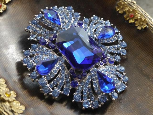 新品 アンティーク調ゴシックロイヤルブルーストーンブローチ クラシック ヴィンテージ風 ヴィクトリアン 大きめ < 女性アクセサリー/時計  新品 アンティーク調ゴシックロイヤルブルーストーンブローチ クラシック ヴィンテージ風 ヴィクトリアン 大きめ < 女性アクセサリー/時計の