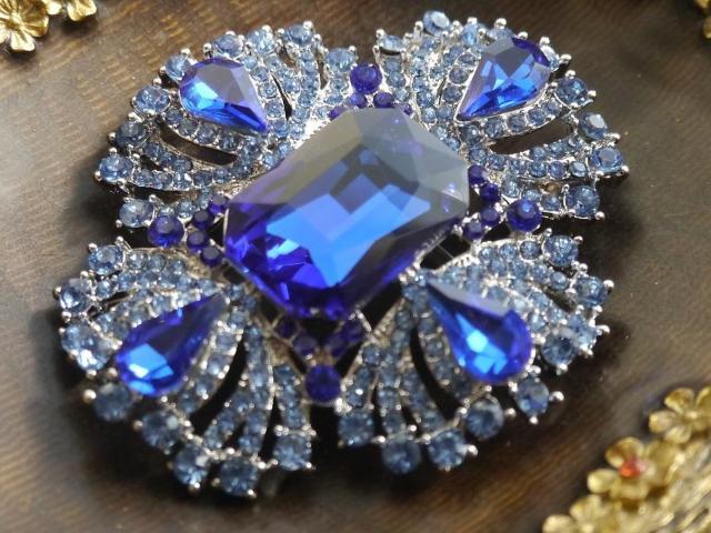 新品 アンティーク調ゴシックロイヤルブルーストーンブローチ クラシック ヴィンテージ風 ヴィクトリアン 大きめ < 女性アクセサリー/時計  新品 アンティーク調ゴシックロイヤルブルーストーンブローチ クラシック ヴィンテージ風 ヴィクトリアン 大きめ < 女性アクセサリー/時計の