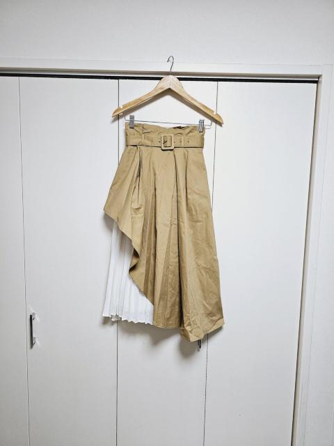 LAGUNAMOON キャメル×白シフォンプリーツ アシンメトリー ベルト付 ロングスカート M < ブランド LAGUNAMOON キャメル×白シフォンプリーツ アシンメトリー ベルト付 ロングスカート M < ブランドの