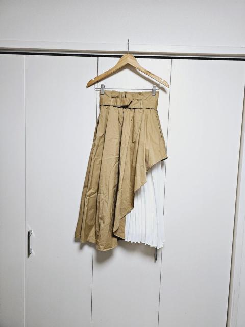 LAGUNAMOON キャメル×白シフォンプリーツ アシンメトリー ベルト付 ロングスカート M < ブランド LAGUNAMOON キャメル×白シフォンプリーツ アシンメトリー ベルト付 ロングスカート M < ブランドの