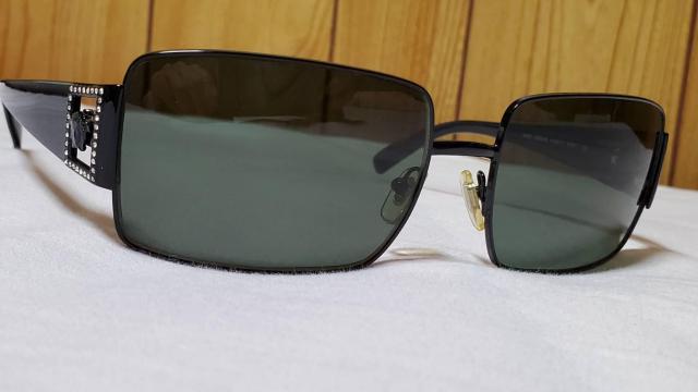 正規良 レア ヴェルサーチ ヴィンテージ メデューサロゴ サングラス黒 エンブレム メガネ < ブランド  正規良 レア ヴェルサーチ ヴィンテージ メデューサロゴ サングラス黒 エンブレム メガネ < ブランドの