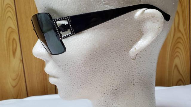 正規良 レア ヴェルサーチ ヴィンテージ メデューサロゴ サングラス黒 エンブレム メガネ < ブランド  正規良 レア ヴェルサーチ ヴィンテージ メデューサロゴ サングラス黒 エンブレム メガネ < ブランドの