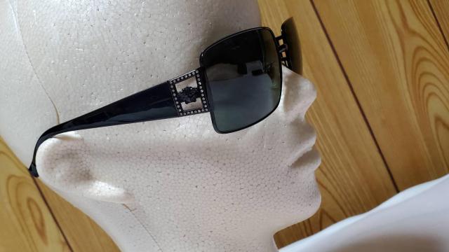 正規良 レア ヴェルサーチ ヴィンテージ メデューサロゴ サングラス黒 エンブレム メガネ < ブランド  正規良 レア ヴェルサーチ ヴィンテージ メデューサロゴ サングラス黒 エンブレム メガネ < ブランドの