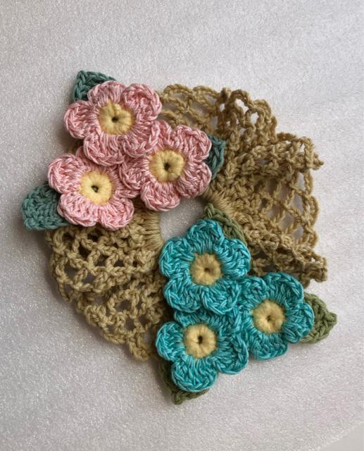 ハンドメイド シュシュ レース糸で編んだパステルお花いっぱい♪ ガーリー < 女性ファッション  ハンドメイド シュシュ レース糸で編んだパステルお花いっぱい♪ ガーリー < 女性ファッションの