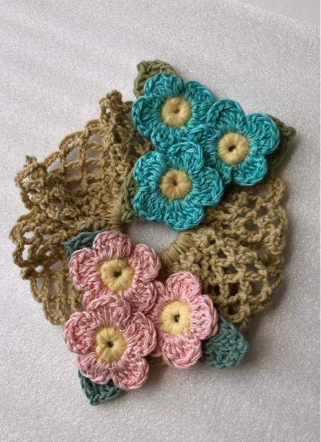 ハンドメイド シュシュ レース糸で編んだパステルお花いっぱい♪ ガーリー < 女性ファッション  ハンドメイド シュシュ レース糸で編んだパステルお花いっぱい♪ ガーリー < 女性ファッションの