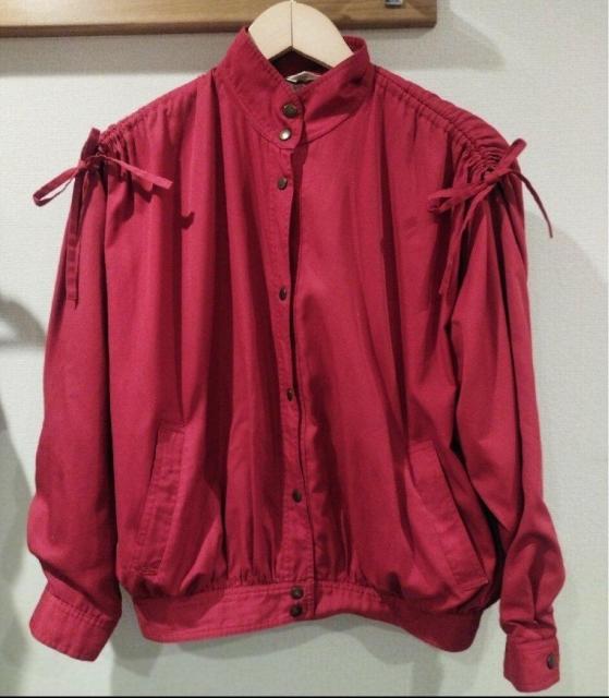 くすみ赤 ボタンフライ ふんわり系ブルゾン 1980年代 ビンテージ 昭和レトロ < 女性ファッション  くすみ赤 ボタンフライ ふんわり系ブルゾン 1980年代 ビンテージ 昭和レトロ  < 女性ファッションの