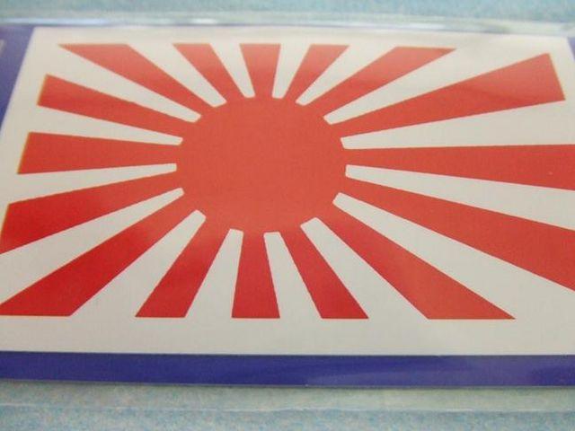 靖国神社内にて入手白枠旭日旗ステッカー79mm×49mm/月 < 自動車/バイク 靖国神社内にて入手白枠旭日旗ステッカー79mm×49mm/月 < 自動車/バイク