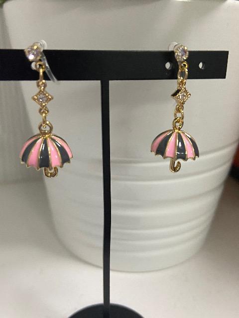 ハンドメイド 傘のチャームの樹脂のノンホールピアス ピンク×黒 < 女性ファッション  ハンドメイド 傘のチャームの樹脂のノンホールピアス ピンク×黒  < 女性ファッションの