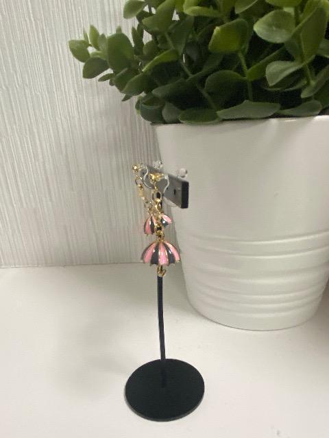 ハンドメイド 傘のチャームの樹脂のノンホールピアス ピンク×黒 < 女性ファッション  ハンドメイド 傘のチャームの樹脂のノンホールピアス ピンク×黒 < 女性ファッションの