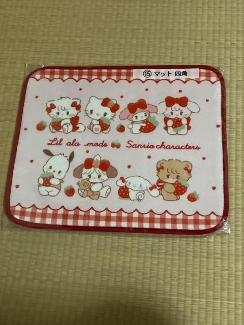 サンリオキャラクターズ いちご柄 スクエアマット < インテリア/ライフ サンリオキャラクターズ いちご柄 スクエアマット < インテリア/ライフの