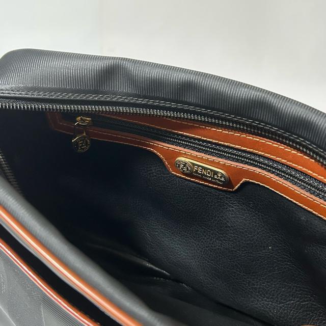 FENDI フェンディ ペカン PVC レザー ショルダーバッグ クロスボディ 斜め掛け ブラウン ゴールド金具 ヴィンテージ < ブランド FENDI フェンディ ペカン PVC レザー ショルダーバッグ クロスボディ 斜め掛け ブラウン ゴールド金具 ヴィンテージ < ブランドの