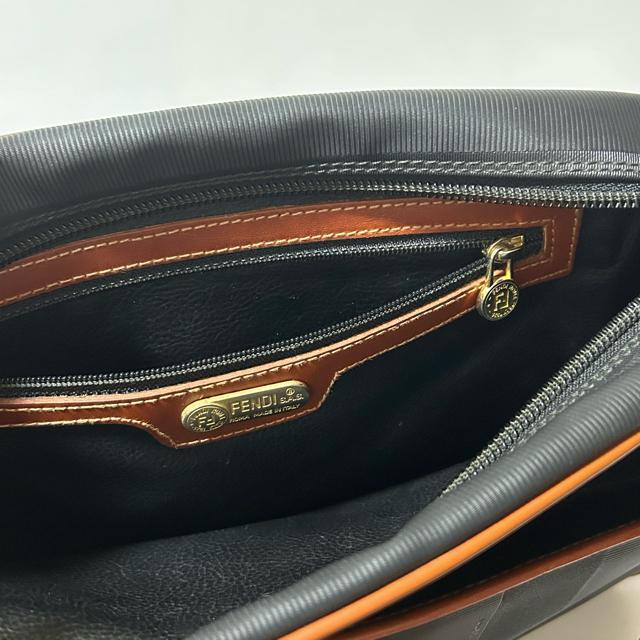 FENDI フェンディ ペカン PVC レザー ショルダーバッグ クロスボディ 斜め掛け ブラウン ゴールド金具 ヴィンテージ < ブランド FENDI フェンディ ペカン PVC レザー ショルダーバッグ クロスボディ 斜め掛け ブラウン ゴールド金具 ヴィンテージ < ブランドの