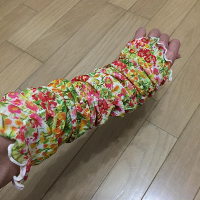 手首や足首のお洒落に 花柄のくしゅくしゅカバー < 女性ファッション  手首や足首のお洒落に 花柄のくしゅくしゅカバー < 女性ファッションの
