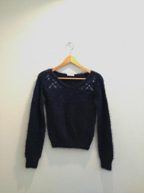 a.v.v アーヴェヴェ◆ネイビー Vネック お花刺繍 ニット セーター XS < ブランド  a.v.v アーヴェヴェ◆ネイビー Vネック お花刺繍 ニット セーター XS  < ブランドの