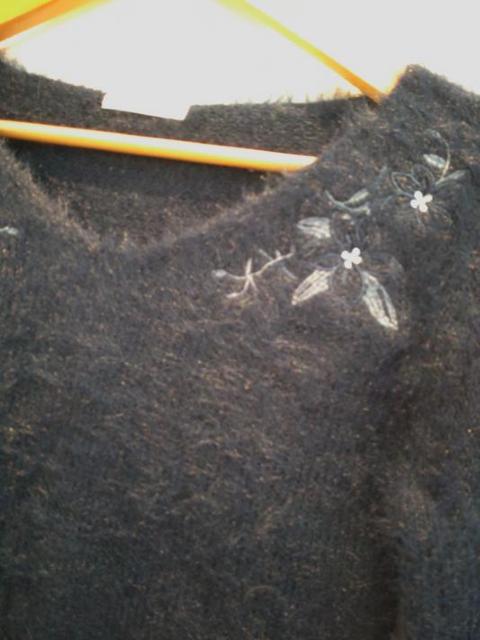 a.v.v アーヴェヴェ◆ネイビー Vネック お花刺繍 ニット セーター XS < ブランド  a.v.v アーヴェヴェ◆ネイビー Vネック お花刺繍 ニット セーター XS < ブランドの