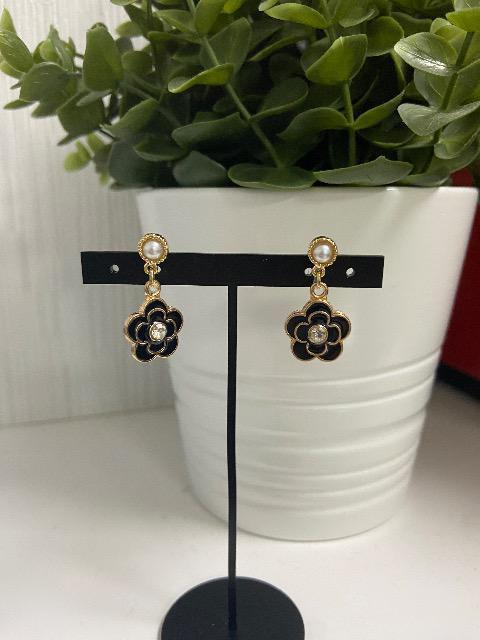 ハンドメイド 黒のカメリアの樹脂イヤリング(ノンホールピアス) < 女性ファッション  ハンドメイド 黒のカメリアの樹脂イヤリング(ノンホールピアス)  < 女性ファッションの