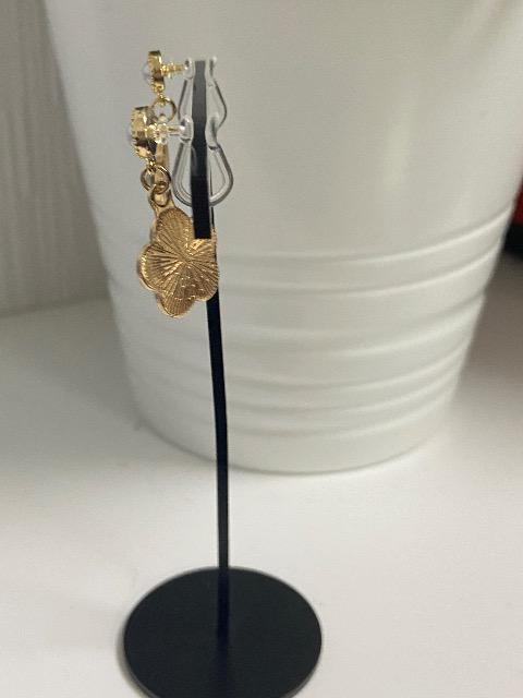 ハンドメイド 黒のカメリアの樹脂イヤリング(ノンホールピアス) < 女性ファッション  ハンドメイド 黒のカメリアの樹脂イヤリング(ノンホールピアス) < 女性ファッションの