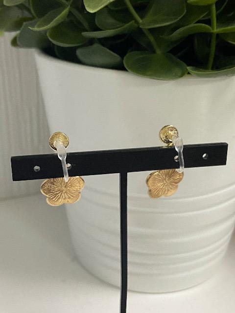 ハンドメイド 黒のカメリアの樹脂イヤリング(ノンホールピアス) < 女性ファッション  ハンドメイド 黒のカメリアの樹脂イヤリング(ノンホールピアス) < 女性ファッションの