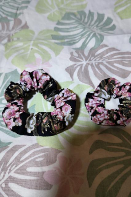 ★処分品★新柄黒×龍虎に桜満開和柄シュシュ大小2個セット < 女性ファッション  ★処分品★新柄黒×龍虎に桜満開和柄シュシュ大小2個セット  < 女性ファッションの