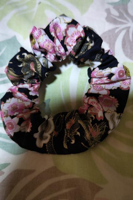 ★処分品★新柄黒×龍虎に桜満開和柄シュシュ大小2個セット < 女性ファッション  ★処分品★新柄黒×龍虎に桜満開和柄シュシュ大小2個セット < 女性ファッションの