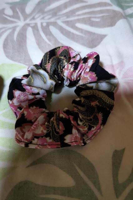 ★処分品★新柄黒×龍虎に桜満開和柄シュシュ大小2個セット < 女性ファッション  ★処分品★新柄黒×龍虎に桜満開和柄シュシュ大小2個セット < 女性ファッションの