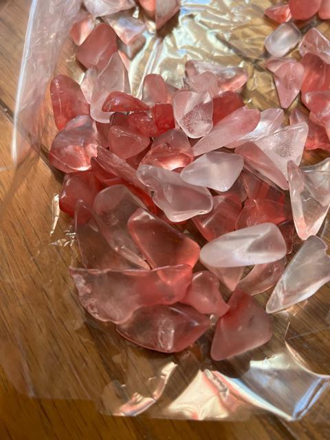 300グラム!アメジストさざれ石!大中小混合and!300グラム赤溶煉水晶さざれ石!大きめ!セット!ひときわ綺麗に飾れます! < インテリア/ライフ  300グラム!アメジストさざれ石!大中小混合and!300グラム赤溶煉水晶さざれ石!大きめ!セット!ひときわ綺麗に飾れます! < インテリア/ライフの