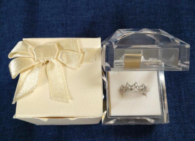 送料無料 未使用 刻印あり】K10WG ダイヤモンド0.10ct 9号 ティアラ リング 指輪 < 女性アクセサリー/時計 送料無料 未使用 刻印あり】K10WG ダイヤモンド0.10ct 9号 ティアラ リング 指輪 < 女性アクセサリー/時計の