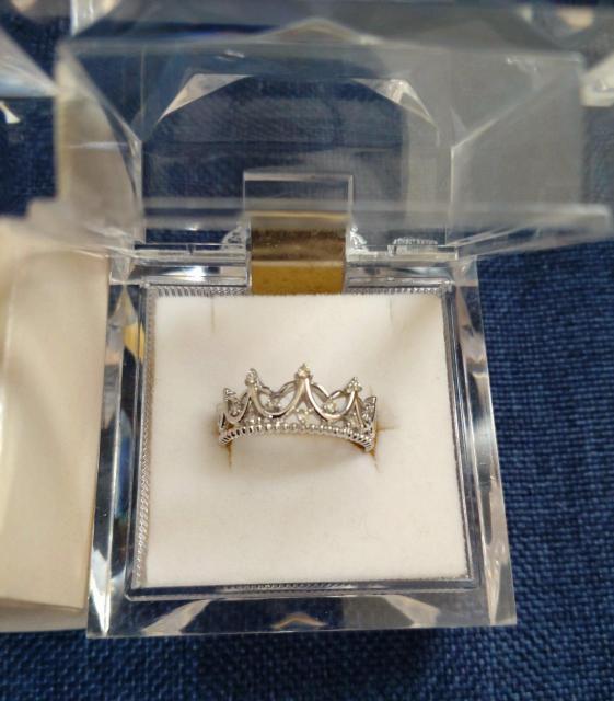 送料無料 未使用 刻印あり】K10WG ダイヤモンド0.10ct 9号 ティアラ リング 指輪 < 女性アクセサリー/時計 送料無料 未使用 刻印あり】K10WG ダイヤモンド0.10ct 9号 ティアラ リング 指輪 < 女性アクセサリー/時計の