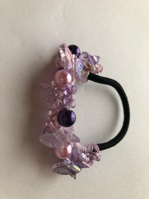 ハンドメイド ヘアゴム  キラキラビーズと蝶盛り盛り♪ 濃いめのパープルパールビーズ3つ < 女性ファッション  ハンドメイド ヘアゴム  キラキラビーズと蝶盛り盛り♪ 濃いめのパープルパールビーズ3つ < 女性ファッションの