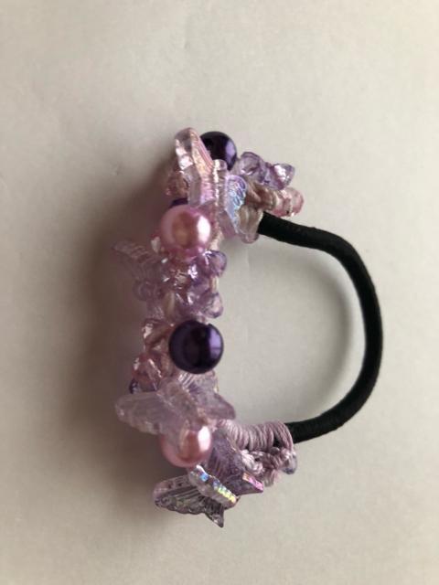 ハンドメイド ヘアゴム  キラキラビーズと蝶盛り盛り♪ 濃いめのパープルパールビーズ3つ < 女性ファッション  ハンドメイド ヘアゴム  キラキラビーズと蝶盛り盛り♪ 濃いめのパープルパールビーズ3つ < 女性ファッションの