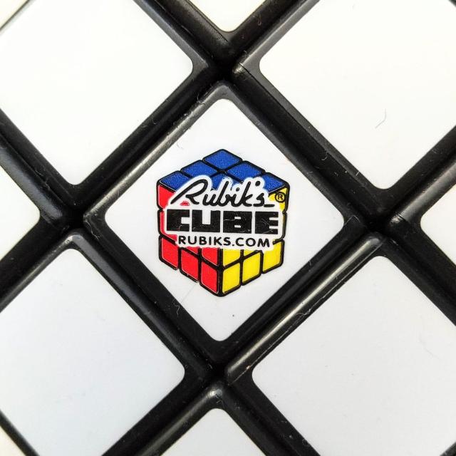 ルービックキューブ 本物 良く動きます ストレス無し < おもちゃ  ルービックキューブ 本物 良く動きます ストレス無し < おもちゃの