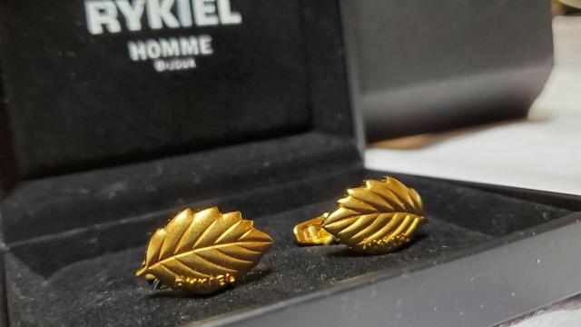 正規未 レア リキエルオム ロゴ リーフカフス 葉 カフリンクス シャイニーゴールド デザインアートボタンL 男女兼用○ 付属有 < 男性アクセサリー/時計  正規未 レア リキエルオム ロゴ リーフカフス 葉 カフリンクス シャイニーゴールド デザインアートボタンL 男女兼用○ 付属有  < 男性アクセサリー/時計の