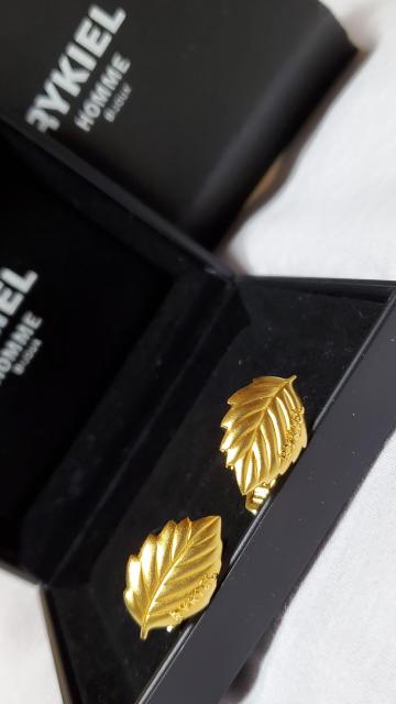 正規未 レア リキエルオム ロゴ リーフカフス 葉 カフリンクス シャイニーゴールド デザインアートボタンL 男女兼用○ 付属有 < 男性アクセサリー/時計  正規未 レア リキエルオム ロゴ リーフカフス 葉 カフリンクス シャイニーゴールド デザインアートボタンL 男女兼用○ 付属有 < 男性アクセサリー/時計の