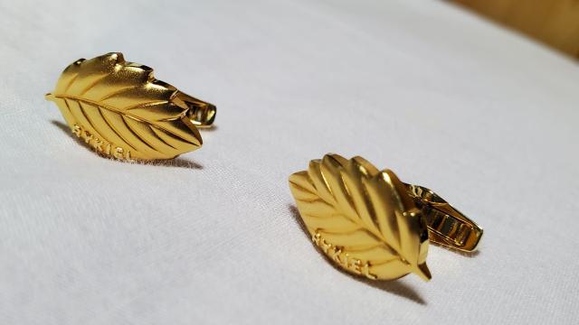 正規未 レア リキエルオム ロゴ リーフカフス 葉 カフリンクス シャイニーゴールド デザインアートボタンL 男女兼用○ 付属有 < 男性アクセサリー/時計  正規未 レア リキエルオム ロゴ リーフカフス 葉 カフリンクス シャイニーゴールド デザインアートボタンL 男女兼用○ 付属有 < 男性アクセサリー/時計の